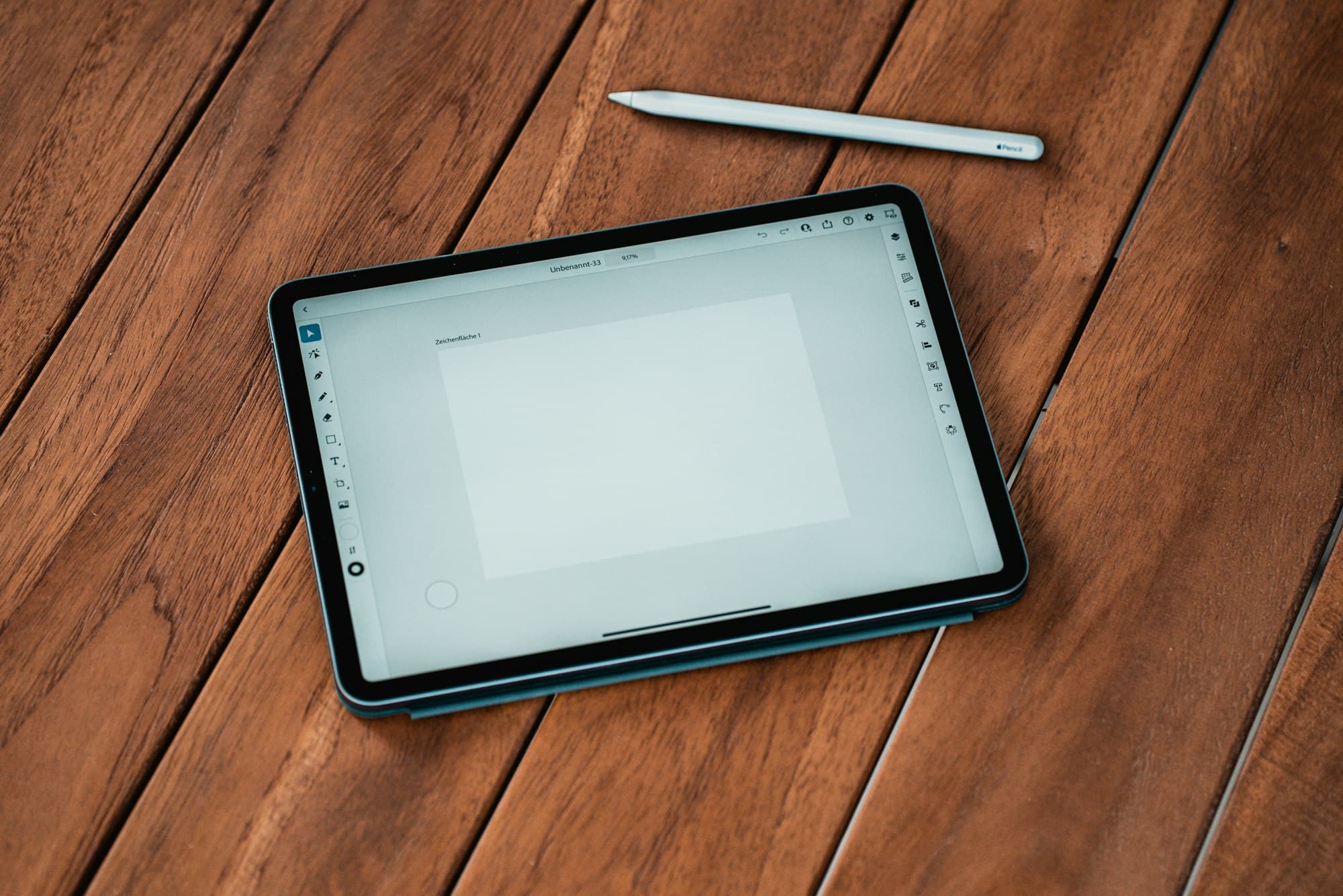 iPad mit Apple Pencil auf einer Werkstatt-Werkbank
